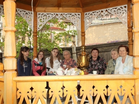В усадебной беседке